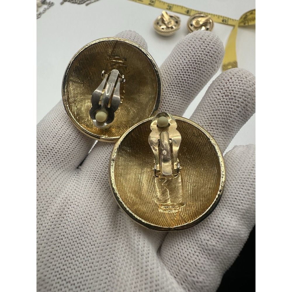 Vintage Spiral Textured Large Round Gold Tone Clip On Earrings - Picture 5 of 5